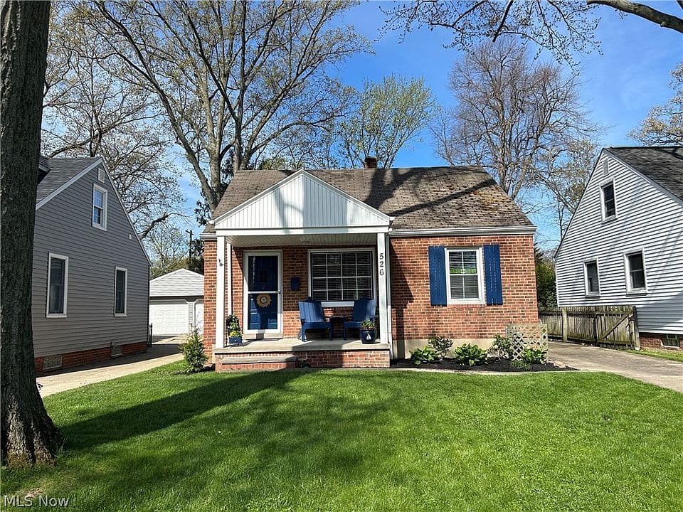 526 Huntmere Dr, Bay Village, OH 44140